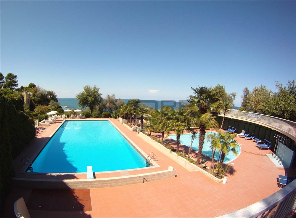 PISCINA BIMBI E ADULTI