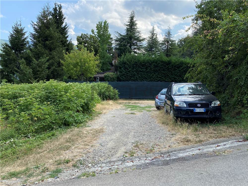 TERRENO FRONTE CASA PER PARCHEGGIO AUTO