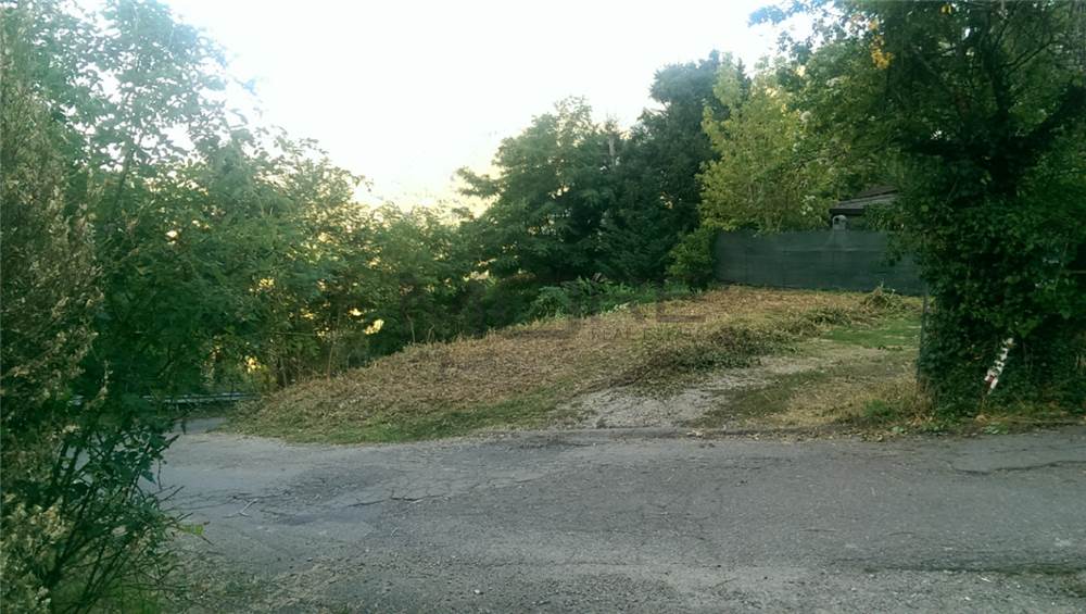 TERRENO FRONTE CASA PER PARCHEGGIO AUTO